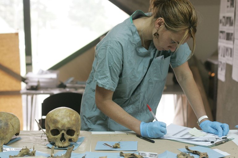 Description of the profession of forensic examination - where to learn, salary, pros and cons